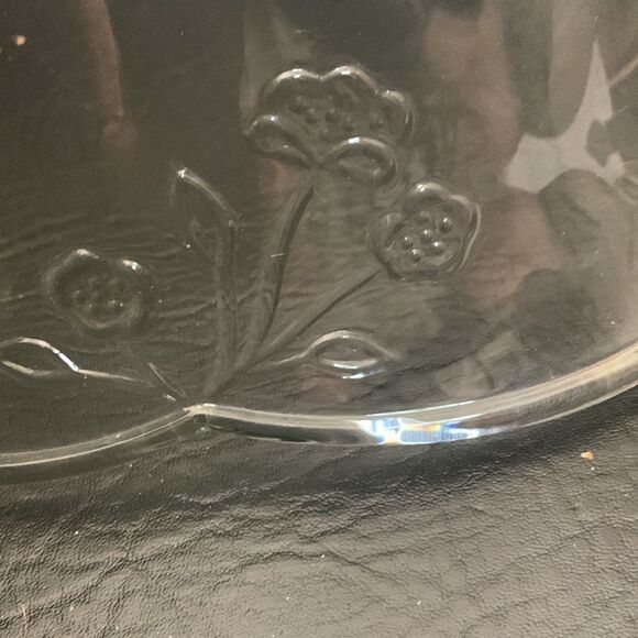 Savannah Style Vintage Flower Embossed Scalloped Serving Glass Bowl 4 Quart - Picture 6 of 7